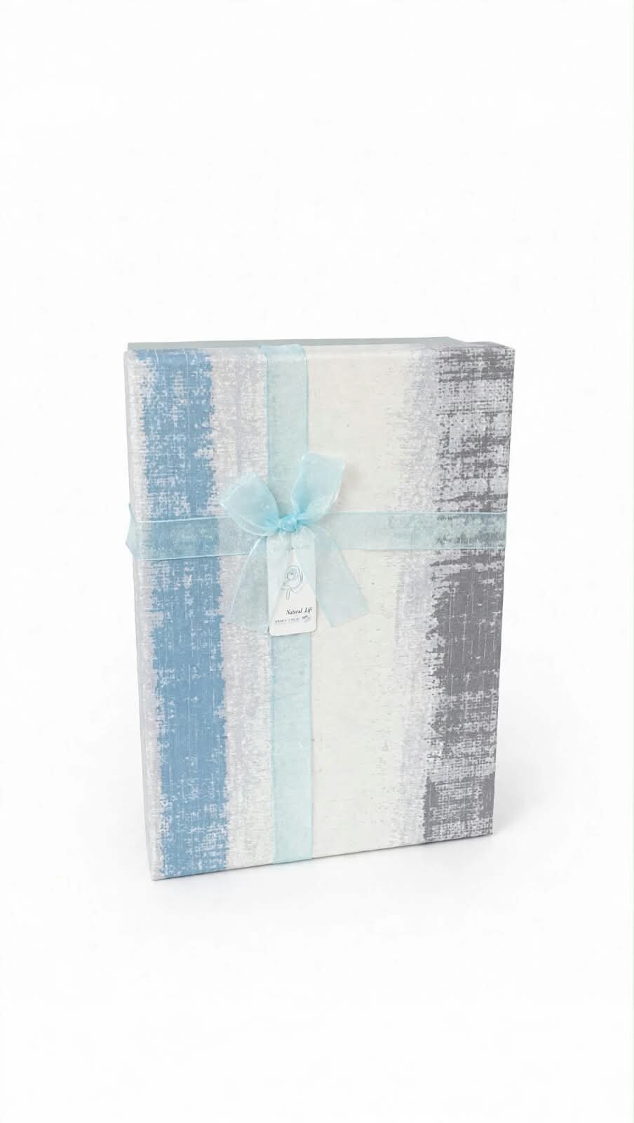 CAJA DE REGALO RECTANGULAR EXTRA GRANDE, ESTAMPADO AZUL, GRIS Y BLANCO CON MOÑO DE TUL