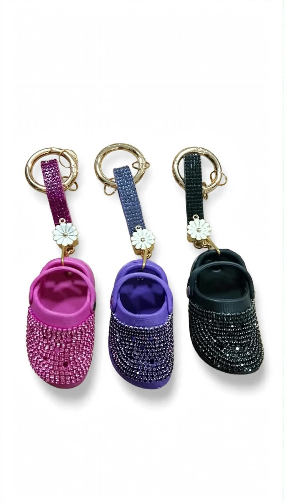 LLAVERO MINI CROCS CON PEDRERÍA, CORREA FORRADA DE BRILLOS Y FLOR DECORATIVA, DIFERENTES COLORES