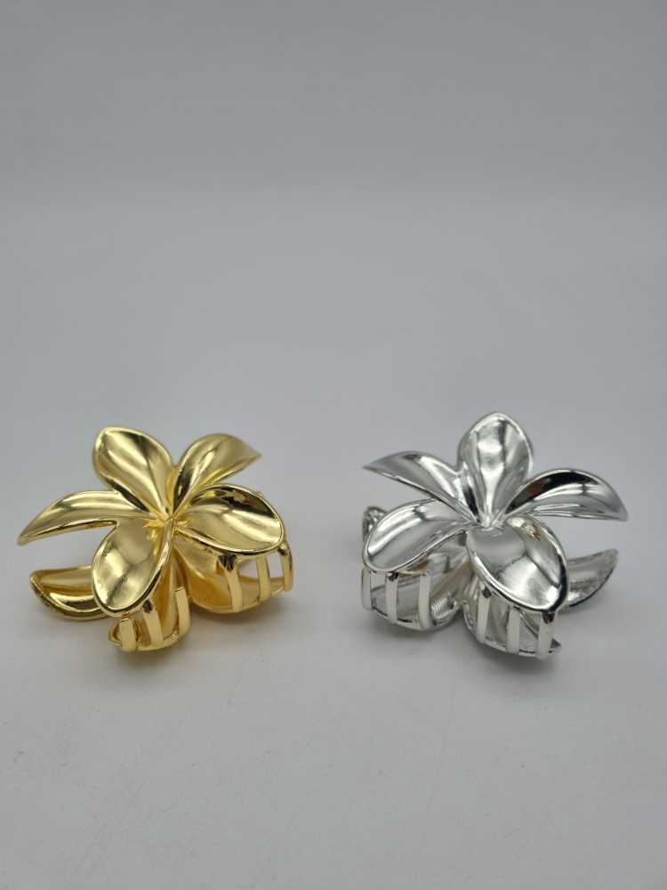 Pinza Metálica Flor Hawaiana Lisa Color Dorado o Plateado