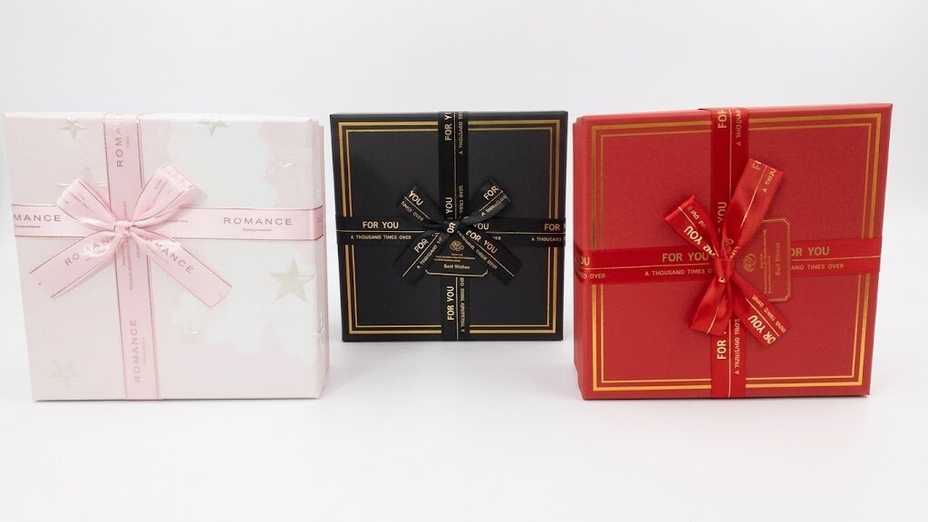CAJA DE REGALO CUADRADA CHICA CON MOÑO, COLORES ROSA CON ESTRLLAS,NEGRO LISO Y ROJO LISO