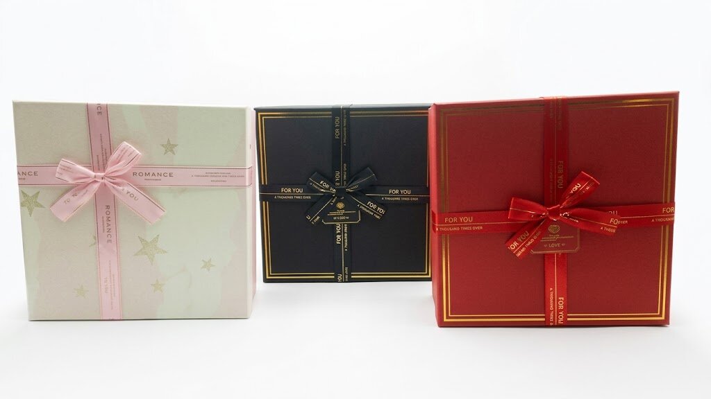 CAJA DE REGALO CUADRADA GRANDE CON MOÑO, COLORES ROSA CON ESTRELLAS,NEGRO LISO Y ROJO LISO