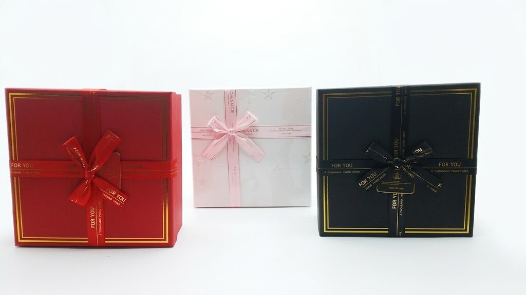 CAJA DE REGALO CUADRADA MEDIANA CON MOÑO, COLORES ROSA CON ESTRELLAS,NEGRO LISO Y ROJO LISO