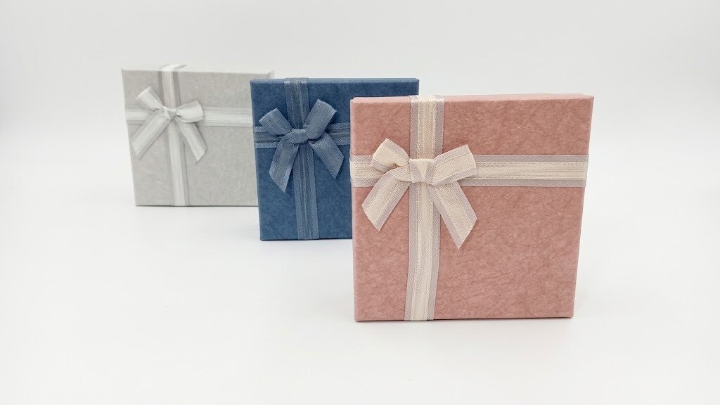 CAJA DE REGALO CUADRADA CHICA, ESTAMPADO BRILLOSO COLOR GRIS, AZUL O ROSA PALO