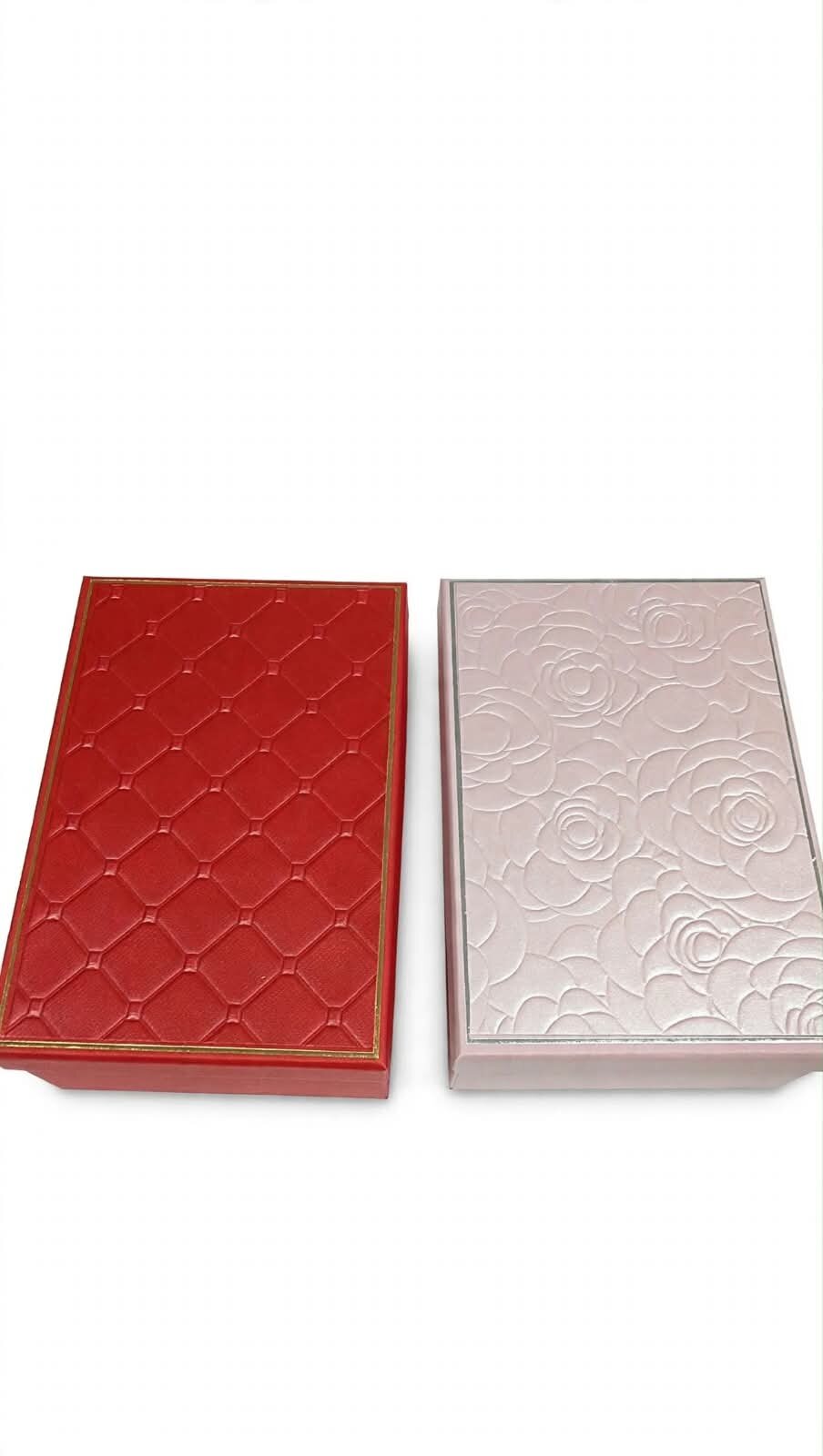 CAJA DE REGALO RECTANGULAR MEDIANA CON RELIEVE ROSA, CAFÉ, BLANCA O ROJA
