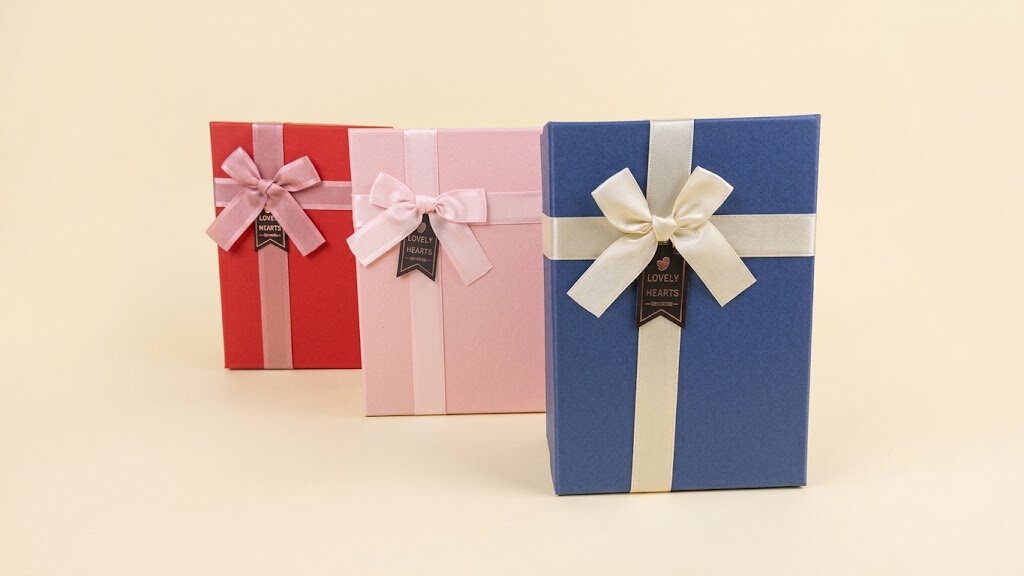 CAJA DE REGALO RECTANGULAR GRANDE SATINADA COLOR ROSA, AZUL O ROJO