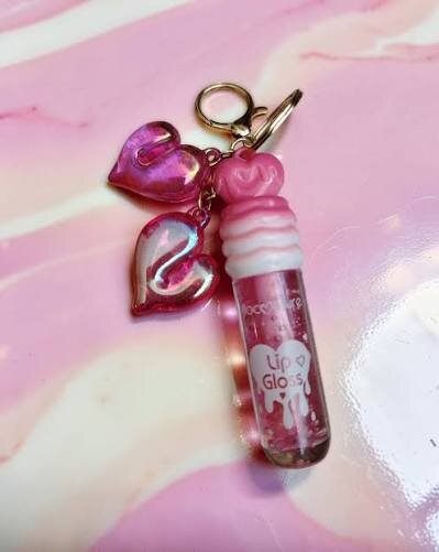 LIP GLOSS CON TAPA Y DIJES COLGANTES DE CORAZÓN MOCALLURE
