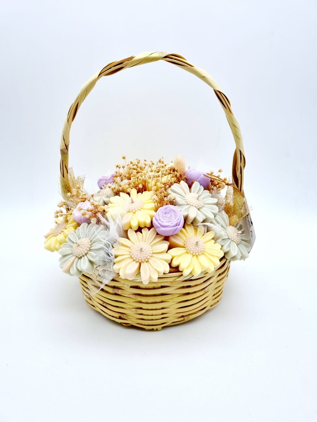 Arreglo de Velas Aromáticas con Canasta Decorativa